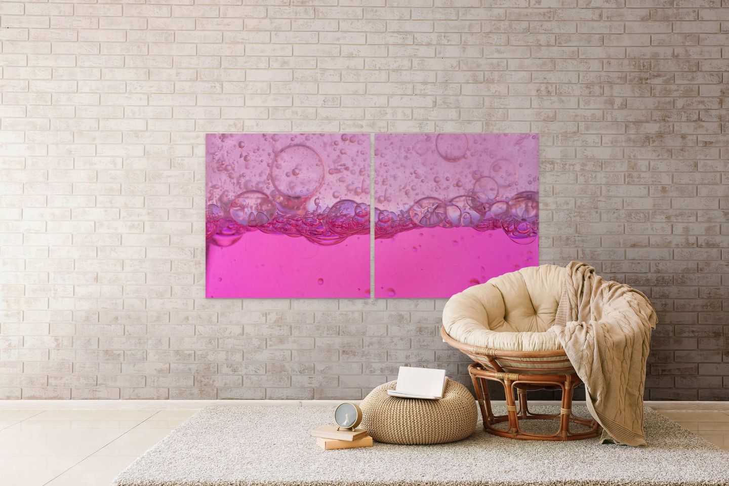 Cuadro decorativo con una imagen de burbujas de jabón rosadas en una pared de ladrillos vacía en un espacio interior